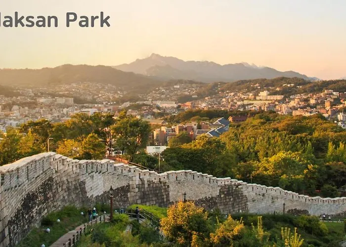 6 Minutes From Dongmyo Station In Jongno, Naksan Park Bukchon Hanok Village Gyeongbokgung Palace *